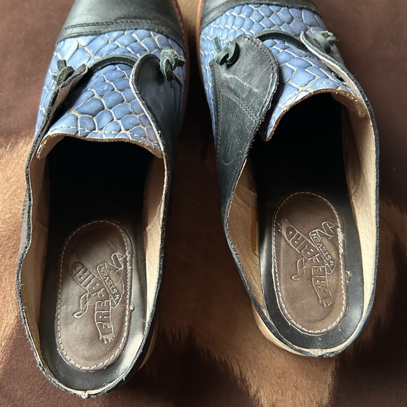 Freebird by Steven Makena mules - Blue Textured Leather Shoes- size 9 - Picture 2 of 3